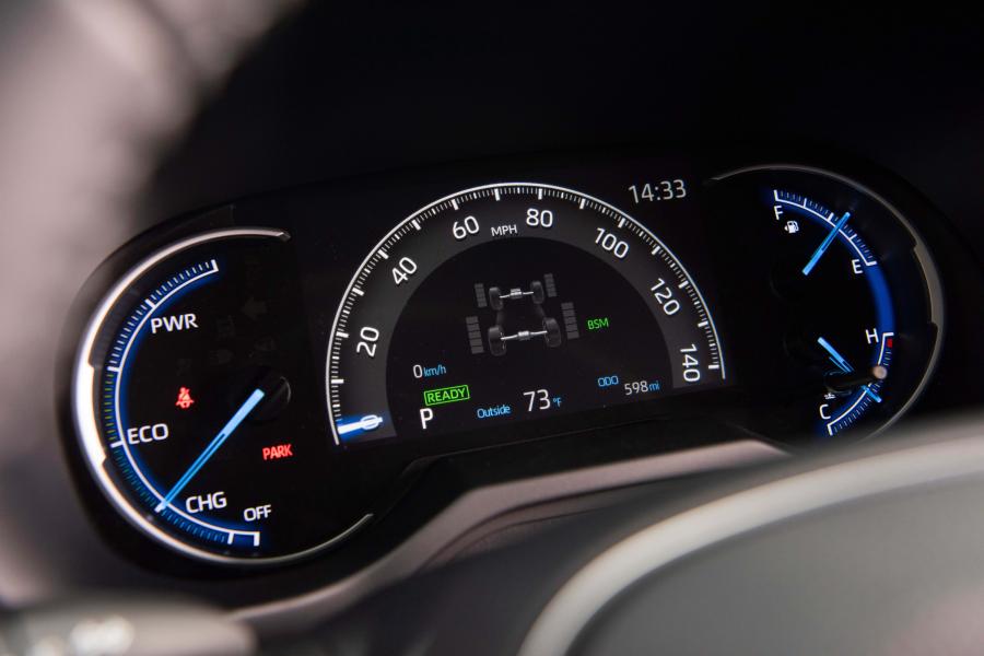 Панель приборов Toyota RAV4 XSE Hybrid 2018 года  (NA) (фото 49 из 71)